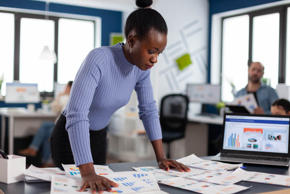 femme d'affaires au bureau