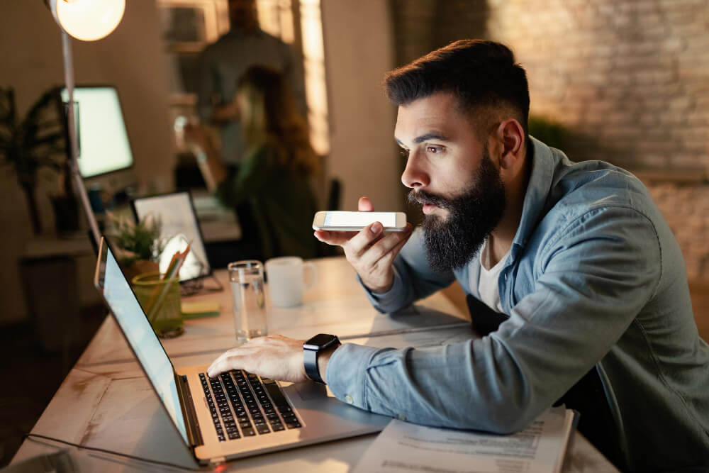 homme utilisant un ordinateur portable
